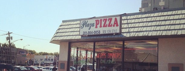 Plaza Pizza is one of สถานที่ที่บันทึกไว้ของ Lizzie.