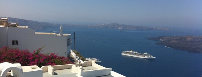 Firostefani is one of honeymoon　list　in　Greece.