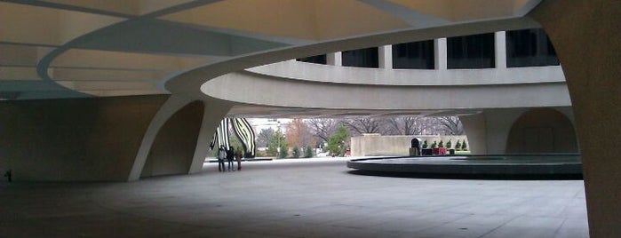 Hirshhorn Museum and Sculpture Garden is one of Bmore/DC.
