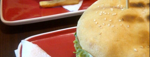 Burger Club is one of Lugares guardados de Luis.