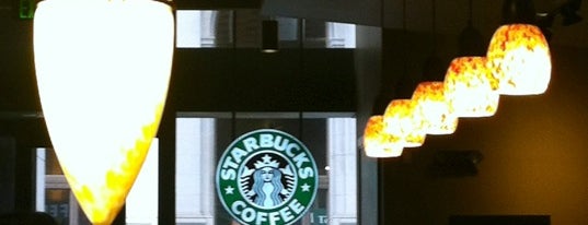 Starbucks is one of สถานที่ที่ Al ถูกใจ.