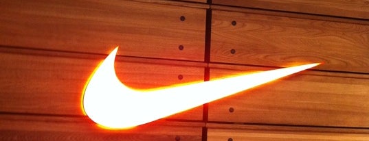 Nike is one of Спорттовары.