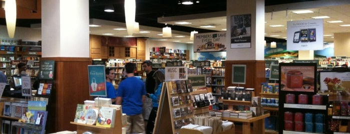 Barnes & Noble is one of Tempat yang Disukai barbee.