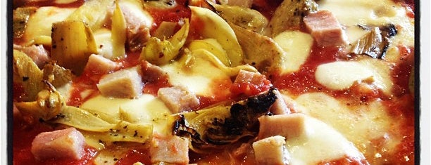 Custom Built Pizza is one of Jamez : понравившиеся места.