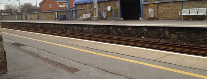 London Fields Railway Station (LOF) is one of สถานที่ที่ Plwm ถูกใจ.
