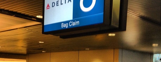 Baggage Claim 8 is one of Tempat yang Disukai Doc.