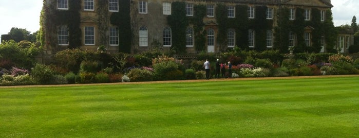 Bowood House and Gardens is one of Lugares favoritos de James.