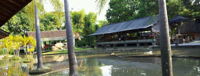 Pondok Ikan Pak "Goefron" is one of Lokasi Makan di Mojokerto.