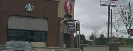 Safeway is one of Leighさんのお気に入りスポット.