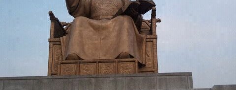 The Statue of King Sejong is one of Guide to SEOUL(서울)'s best spots(ソウルの観光名所).