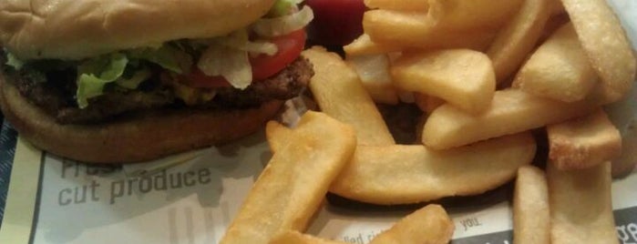 Fatburger is one of Lugares favoritos de Steve.