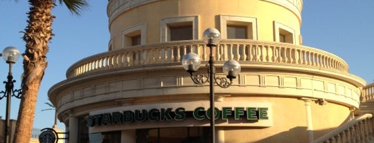 Starbucks is one of Lugares guardados de Lena.