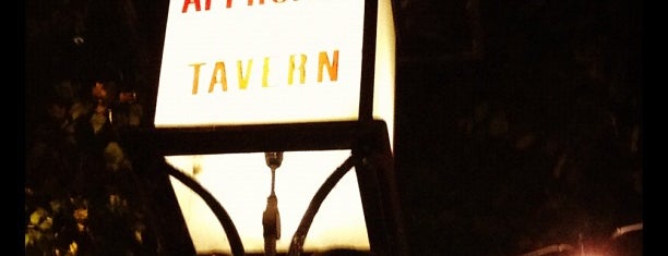 Approach Tavern is one of Tempat yang Disukai Carolina.