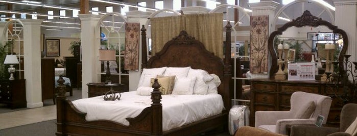 Jerome's Furniture is one of Locais curtidos por Lori.