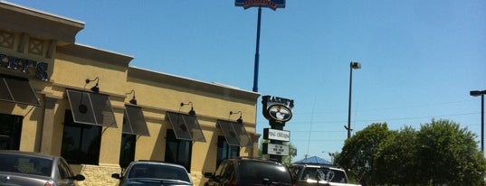 Zaxby's Chicken Fingers & Buffalo Wings is one of Lugares favoritos de Justin.