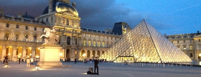 Лувр is one of Paris.