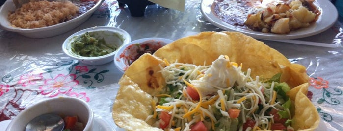 Linda's Mexican Delights is one of Tempat yang Disukai Ashley.