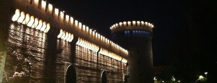 Castillo Sforzesco is one of Top 10 places.