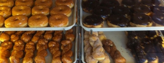 Winchell's Donuts is one of Locais curtidos por Aaron.