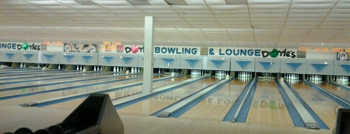 Doyle's Bowling & Lounge is one of สถานที่ที่ Harry ถูกใจ.