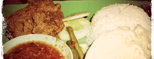 Highway Nasi Lalap is one of Yeh's Fav Food!! ^o^.