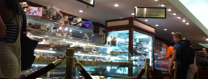 Ferrara Bakery is one of Cafe.