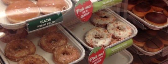 Krispy Kreme Doughnuts is one of สถานที่ที่ Jean ถูกใจ.