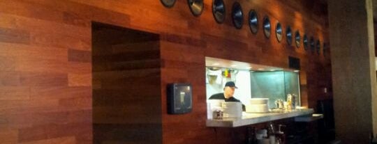 Hub Restaurant & Lounge is one of Posti che sono piaciuti a Fabio.