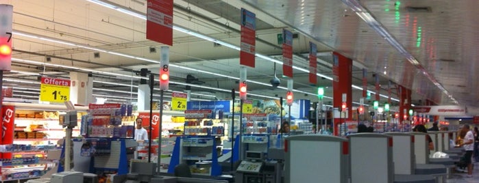 Carrefour is one of Lugares favoritos de OmniWired.
