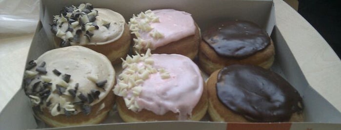 Dunkin' Donuts is one of Locais curtidos por Radoslav.