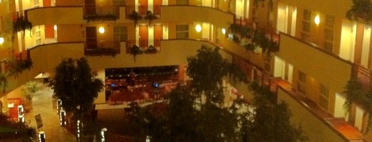 Embassy Suites by Hilton is one of Orte, die Eve gefallen.