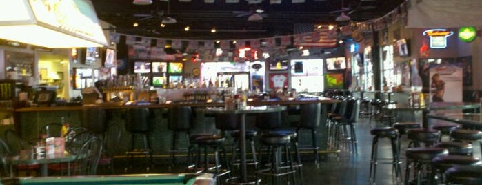 Bully's Sports Bar is one of Lugares favoritos de Guy.