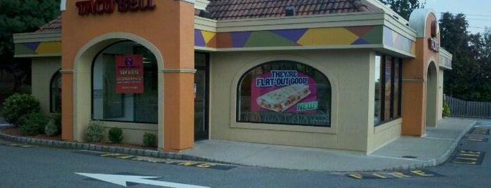 Taco Bell is one of Tempat yang Disukai Lizzie.