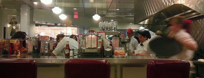 Johnny Rockets is one of Tempat yang Disukai Oytun.