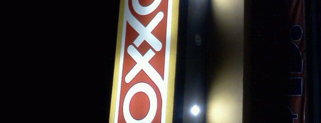 OXXO is one of Angeles : понравившиеся места.