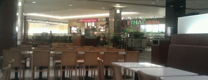Garden State Plaza Food Court is one of Denise D.さんのお気に入りスポット.