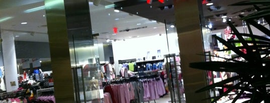 H&M is one of Heryさんのお気に入りスポット.