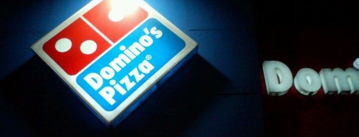 Domino's Pizza is one of Tempat yang Disukai Manuel.