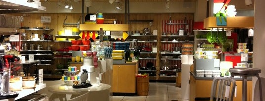 Crate & Barrel is one of Lugares favoritos de Justin.