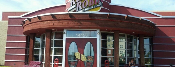 Red Robin Gourmet Burgers and Brews is one of Orte, die Aaron gefallen.
