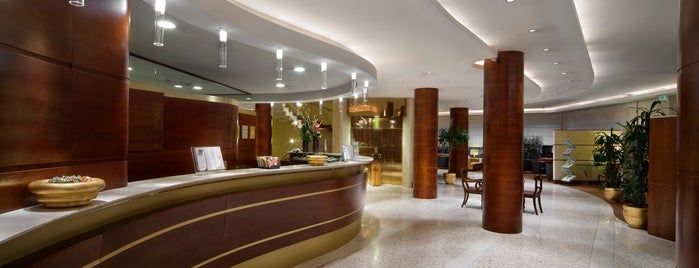 UNA Hotel Cusani is one of Locais curtidos por Mustafa.