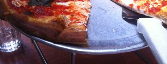 Angelo's Pizza is one of Posti che sono piaciuti a Trae.