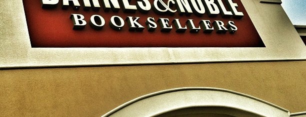 Barnes & Noble is one of Locais curtidos por Cicely.