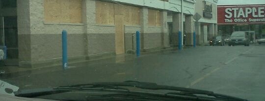 Walmart is one of สถานที่ที่ Lindsaye ถูกใจ.