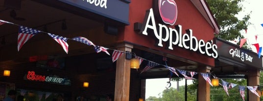 Applebee's Grill + Bar is one of Lugares favoritos de Rozanne.