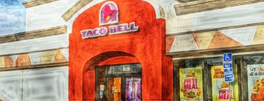 Taco Bell is one of Tempat yang Disukai Lauren.
