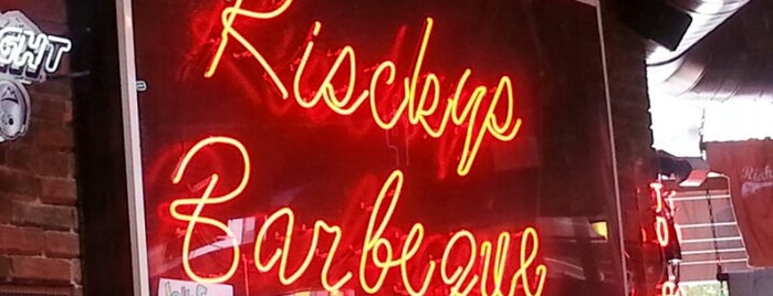 Riscky's BBQ is one of Locais curtidos por Lovely.