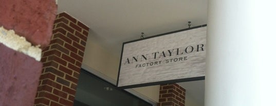 Ann Taylor Factory Store is one of Orte, die Joanne gefallen.