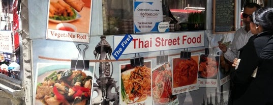 The First Thai Street Food Truck is one of สถานที่ที่บันทึกไว้ของ Lizzie.