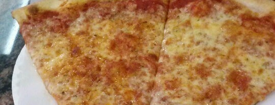 Original Pizza is one of Lugares favoritos de M.